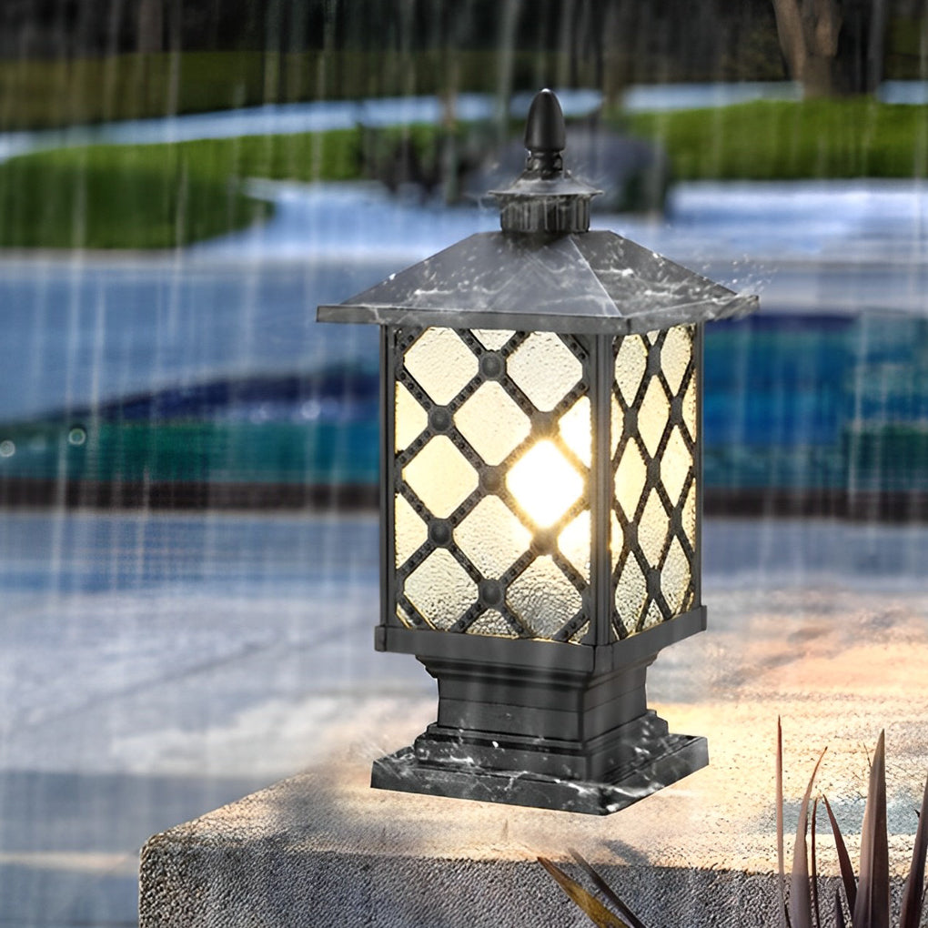 Farol de pilar exterior Kolmara – bajo la lluvia
