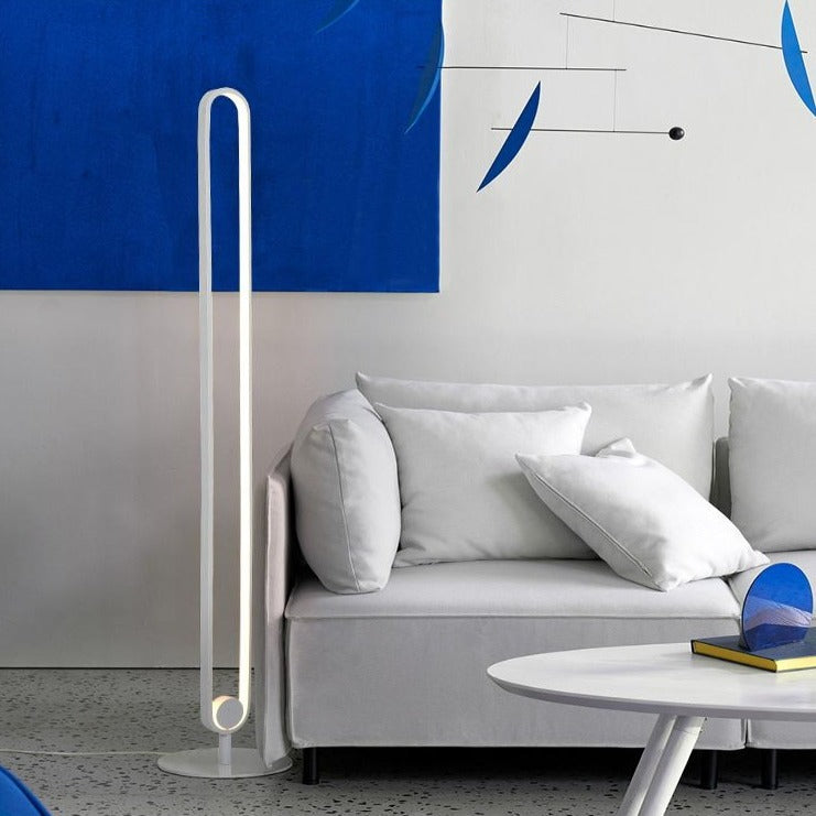 Lámpara de pie LED ovalada Rozalia en un salón minimalista – imagen 8