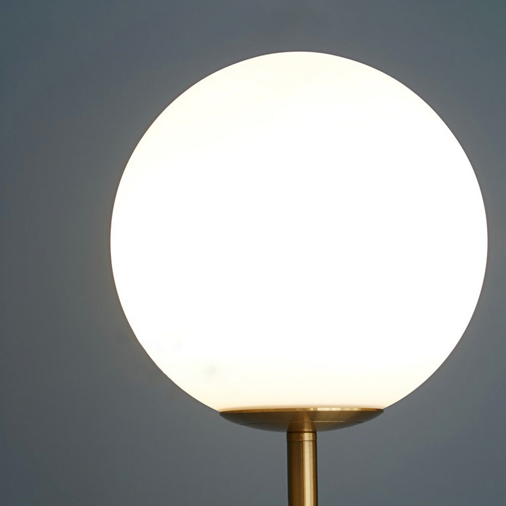 Lámpara de pie con globo opal Selora – detalle del globo opal encendido