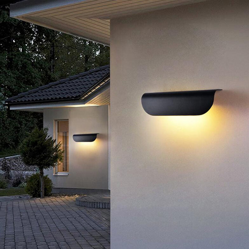 Aplique de pared exterior Ilsura – negro encendido en una fachada