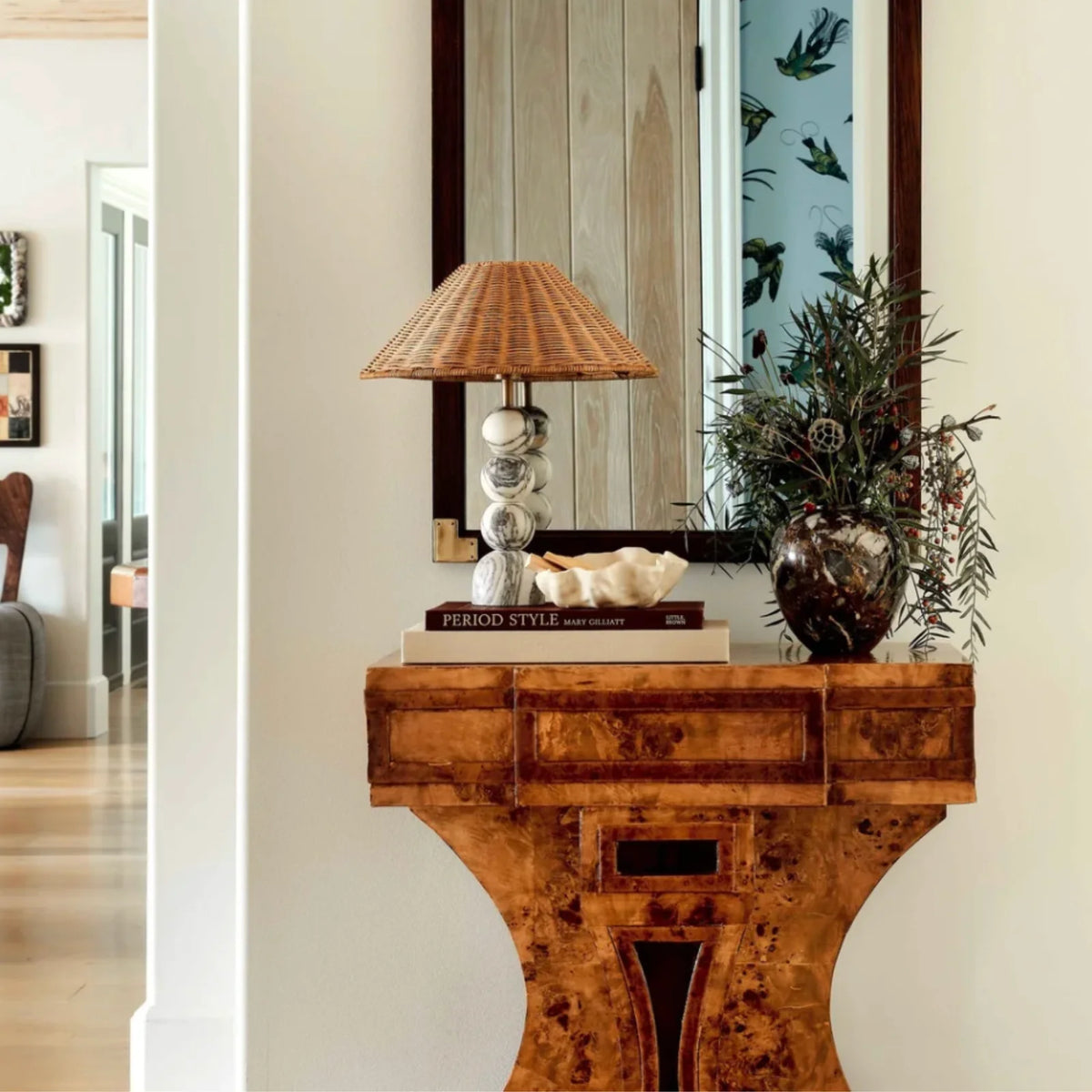 Lámpara de mesa de mármol y ratán Lebrisa en un salón de estilo nórdico – imagen 9