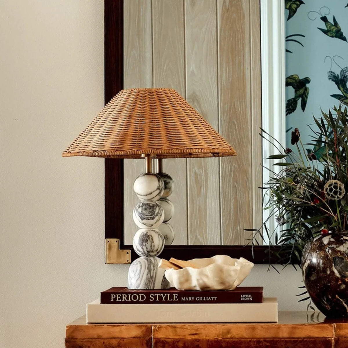 Lámpara de mesa de mármol y ratán Lebrisa en un salón de estilo nórdico – imagen 2