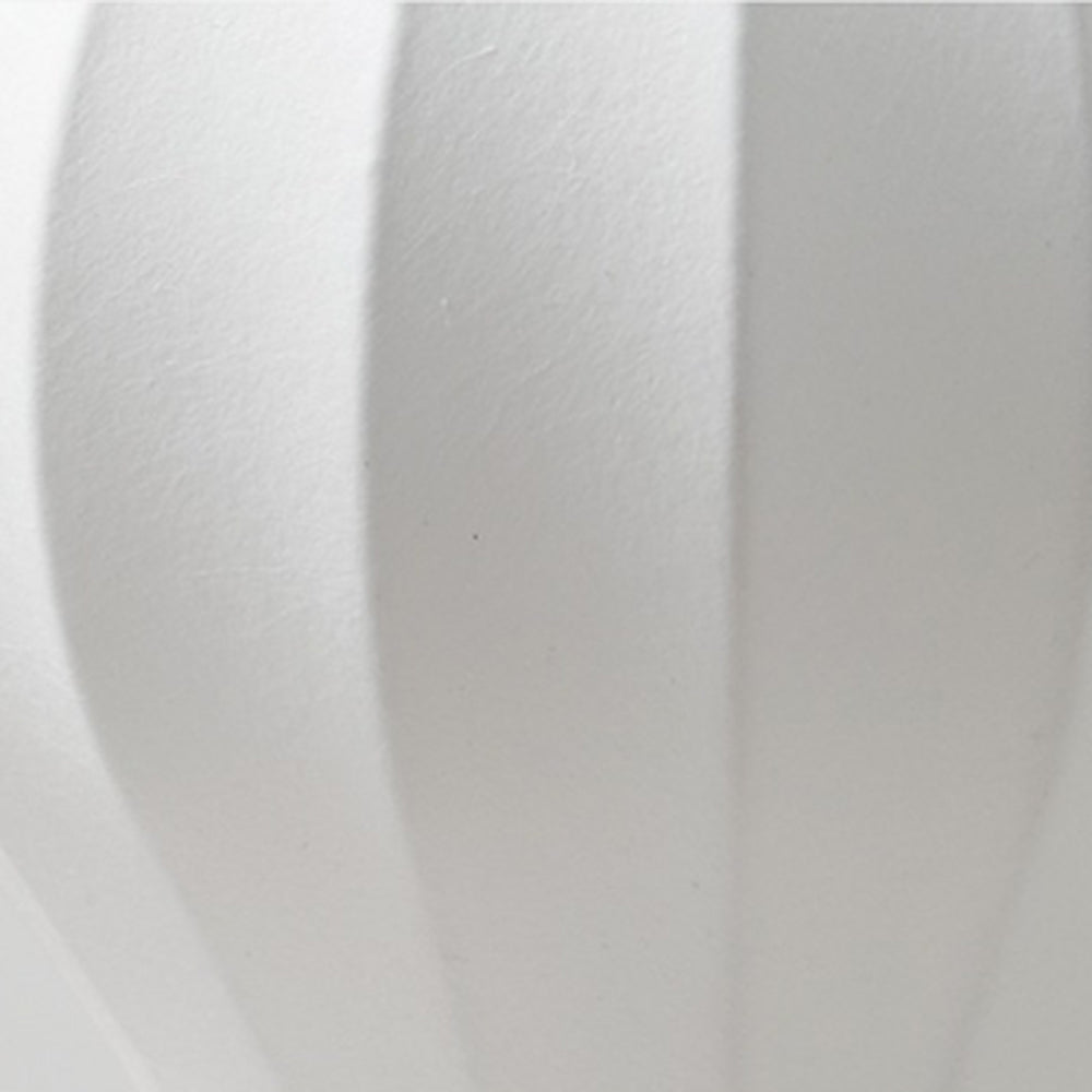 Lámpara de mesa de seda artificial Zulena sobre una mesita de noche junto a la cama – imagen 12