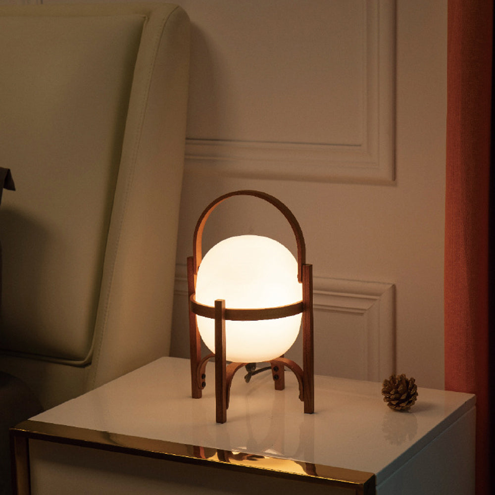 Lámpara de madera con globo de cristal Macesta en un dormitorio acogedor – imagen 9