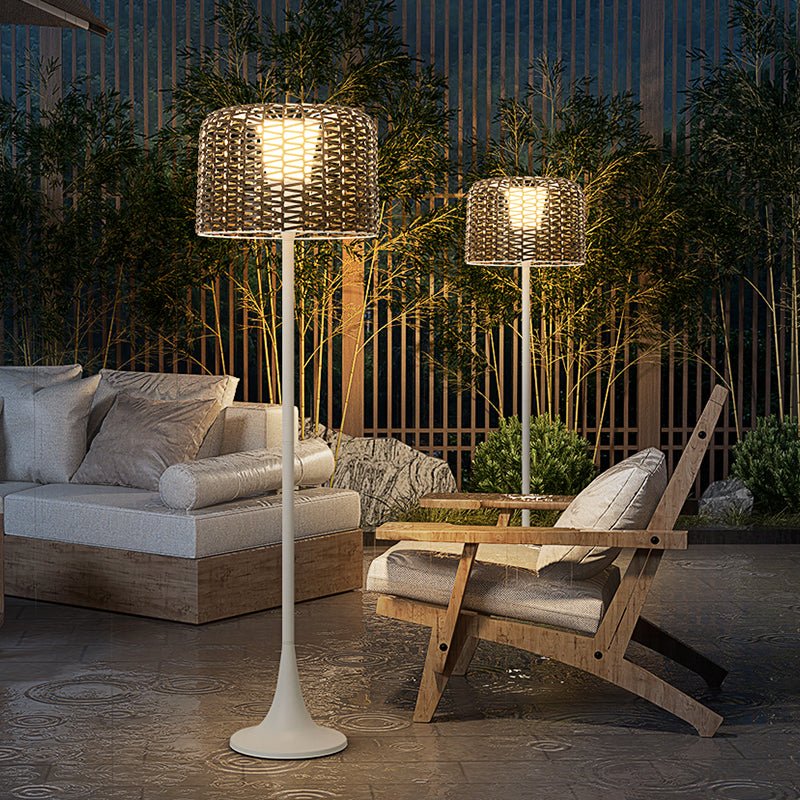 Lámpara de pie solar Fibrana en una terraza – imagen 8