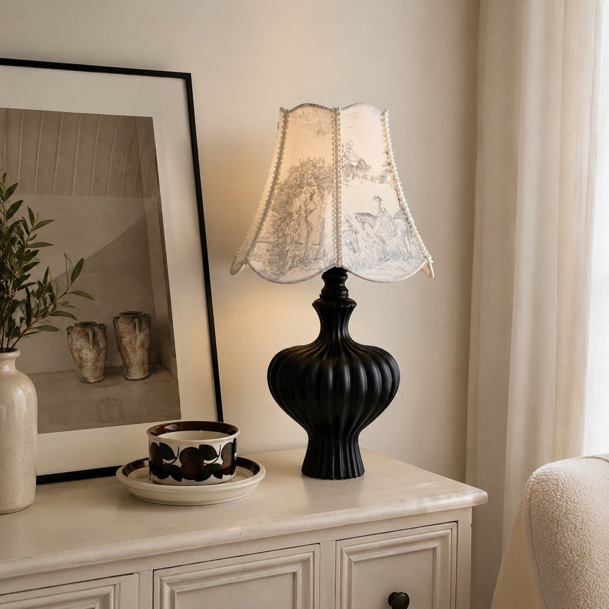 Lámpara de mesa vintage Toalia – sobre una cómoda blanca junto a un cuadro