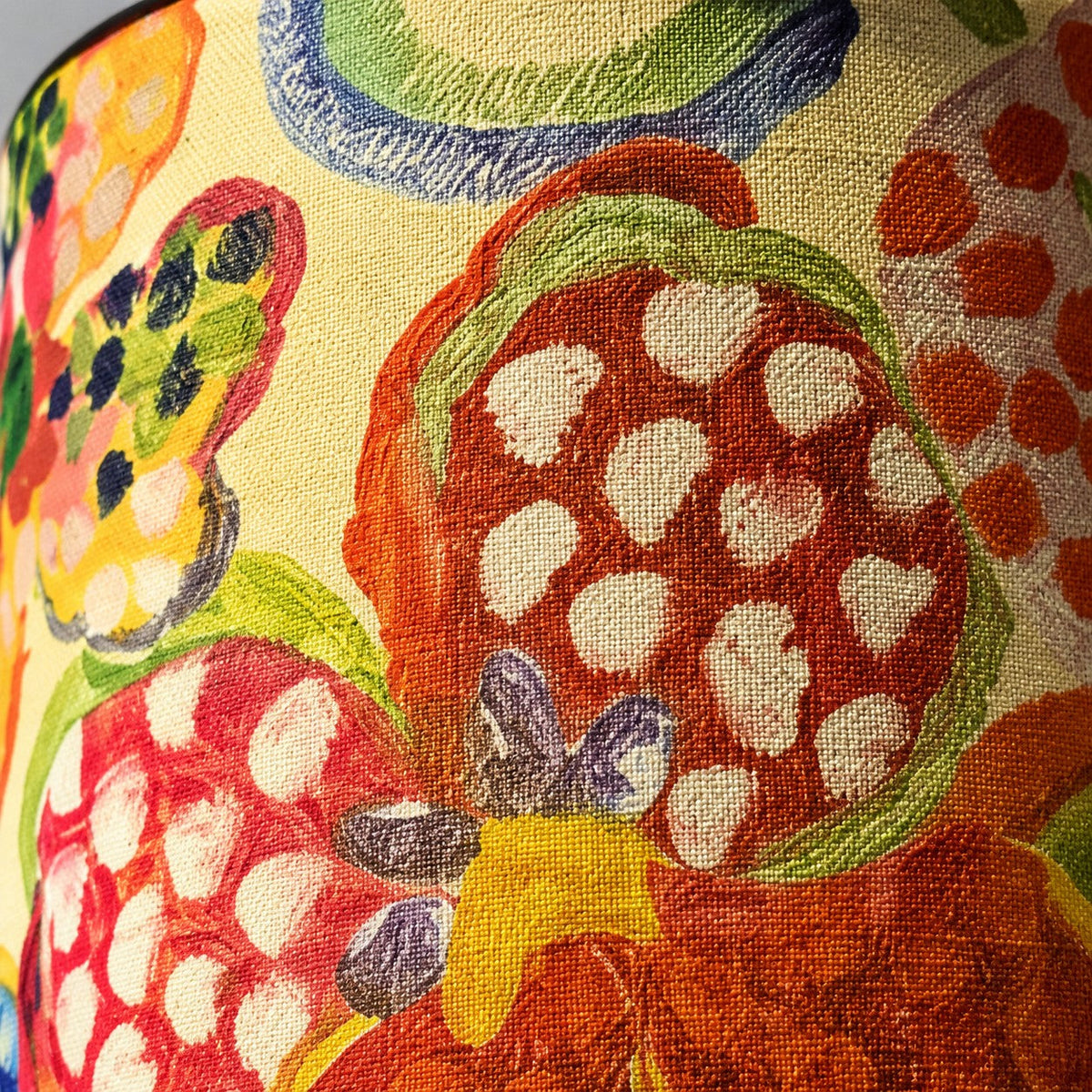 Lámpara de mesa de cerámica con pantalla floral Ramalia – detalle del estampado floral de la pantalla