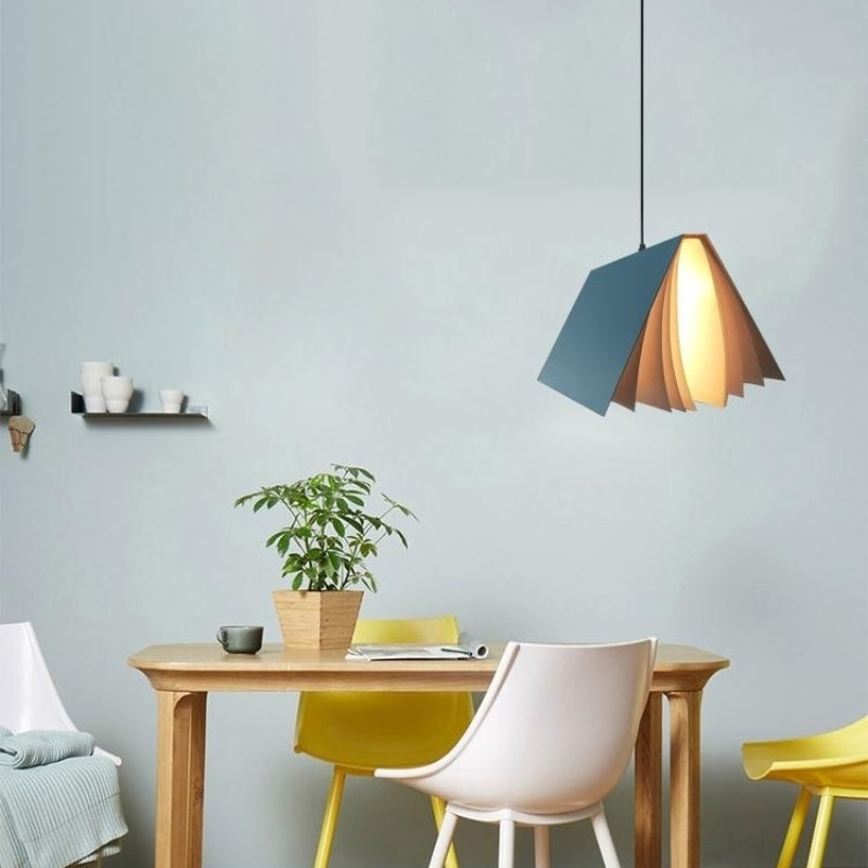 Lámpara colgante en forma de libro Folira en un dormitorio infantil – imagen 17