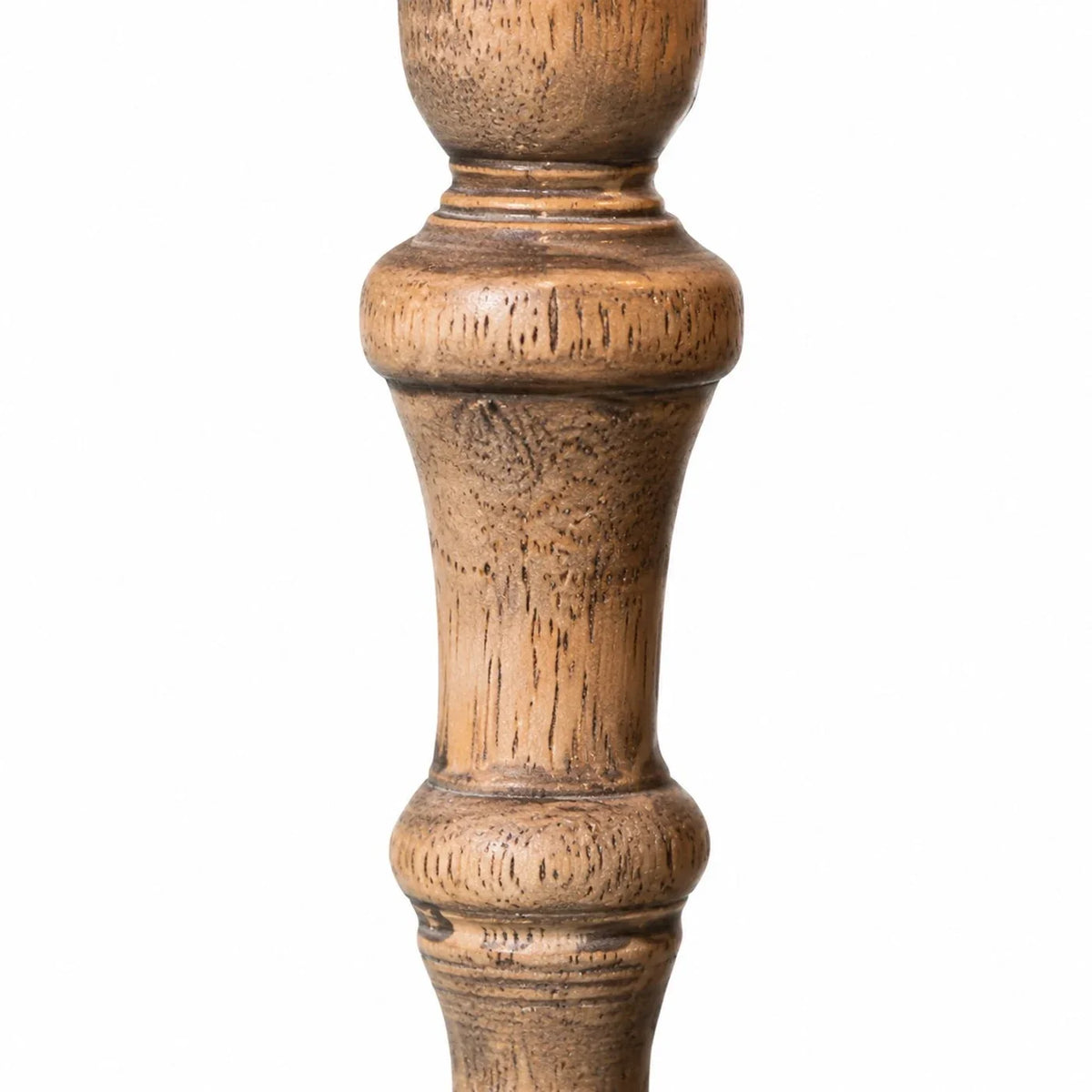 Lámpara de mesita de noche Volantina – detalle del pie de madera torneada
