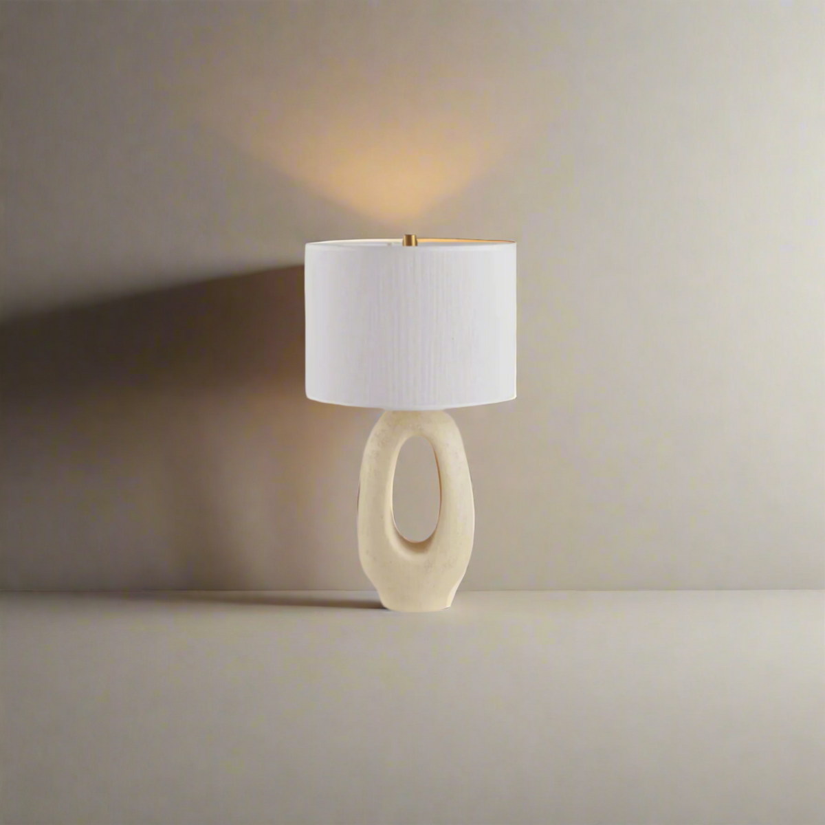 Lámpara de mesa escultórica Hondela – base beige ovalada y pantalla blanca