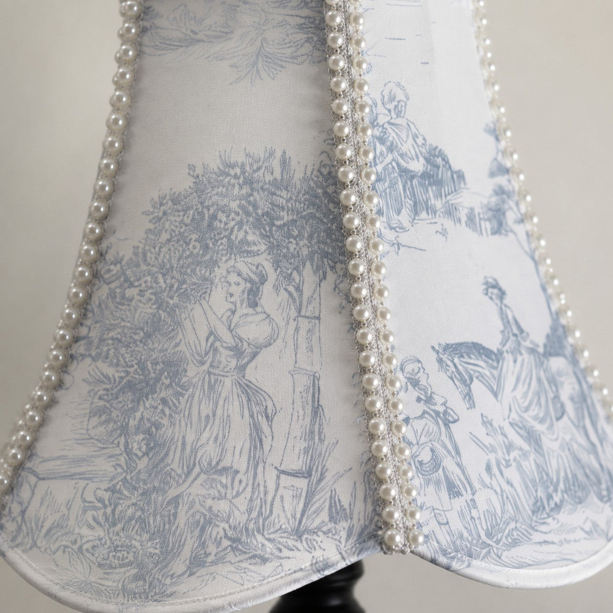 Lámpara de mesa vintage Toalia – detalle del estampado y del ribete de perlas
