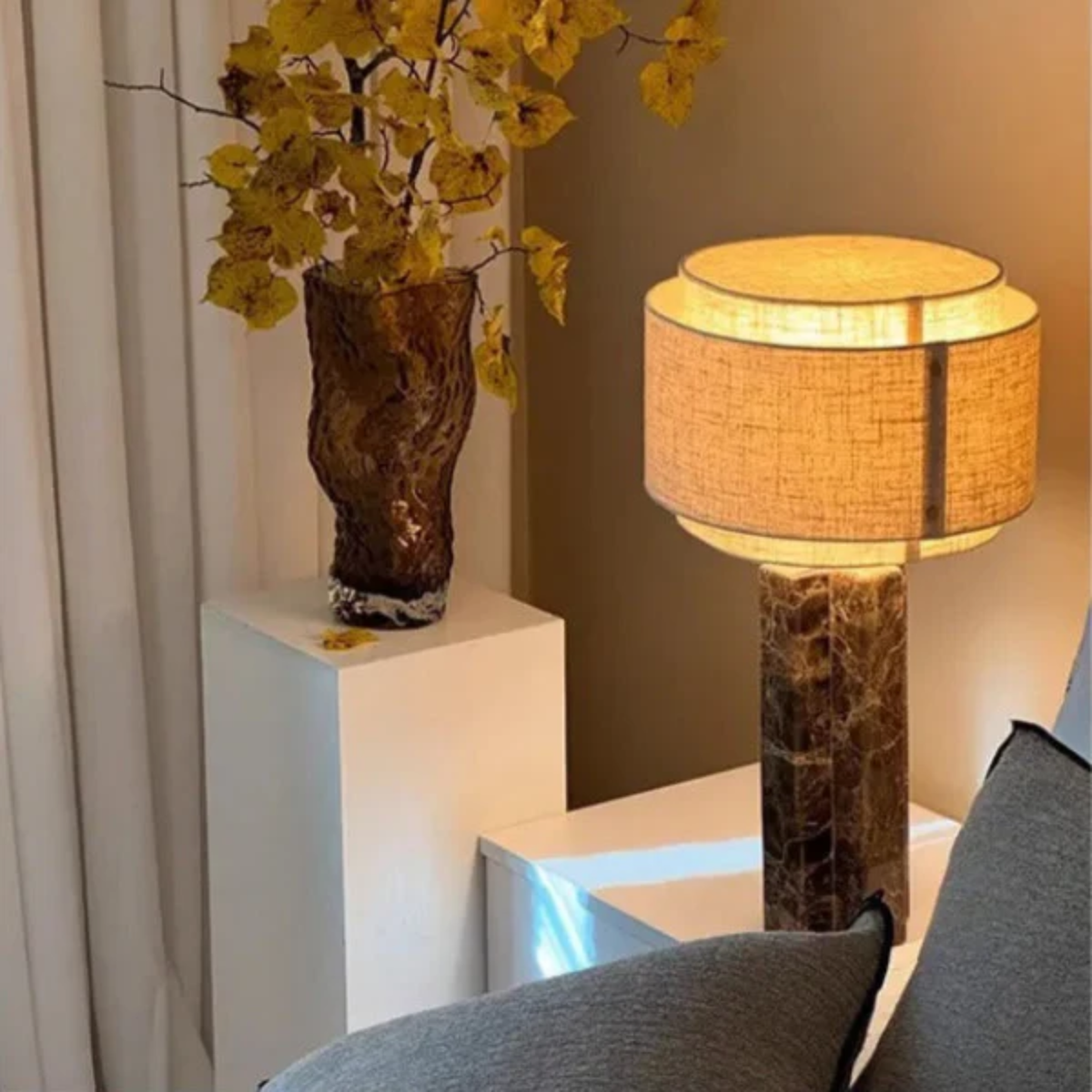 Lámpara de mesa Imarna de mármol y lino en un salón cálido – imagen 7