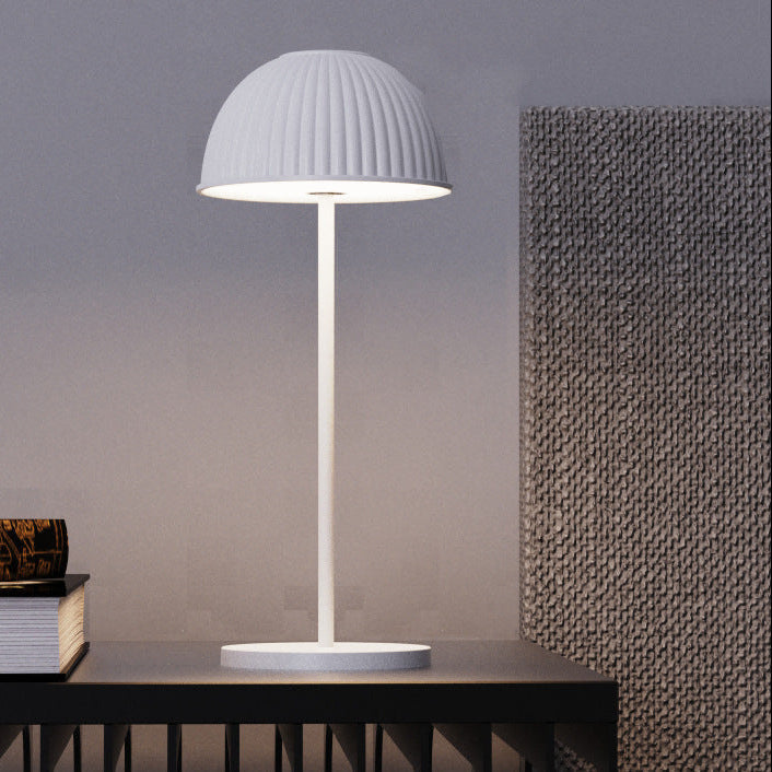 Lámpara de mesa inalámbrica con cúpula acanalada Quelina en un salón moderno – imagen 15