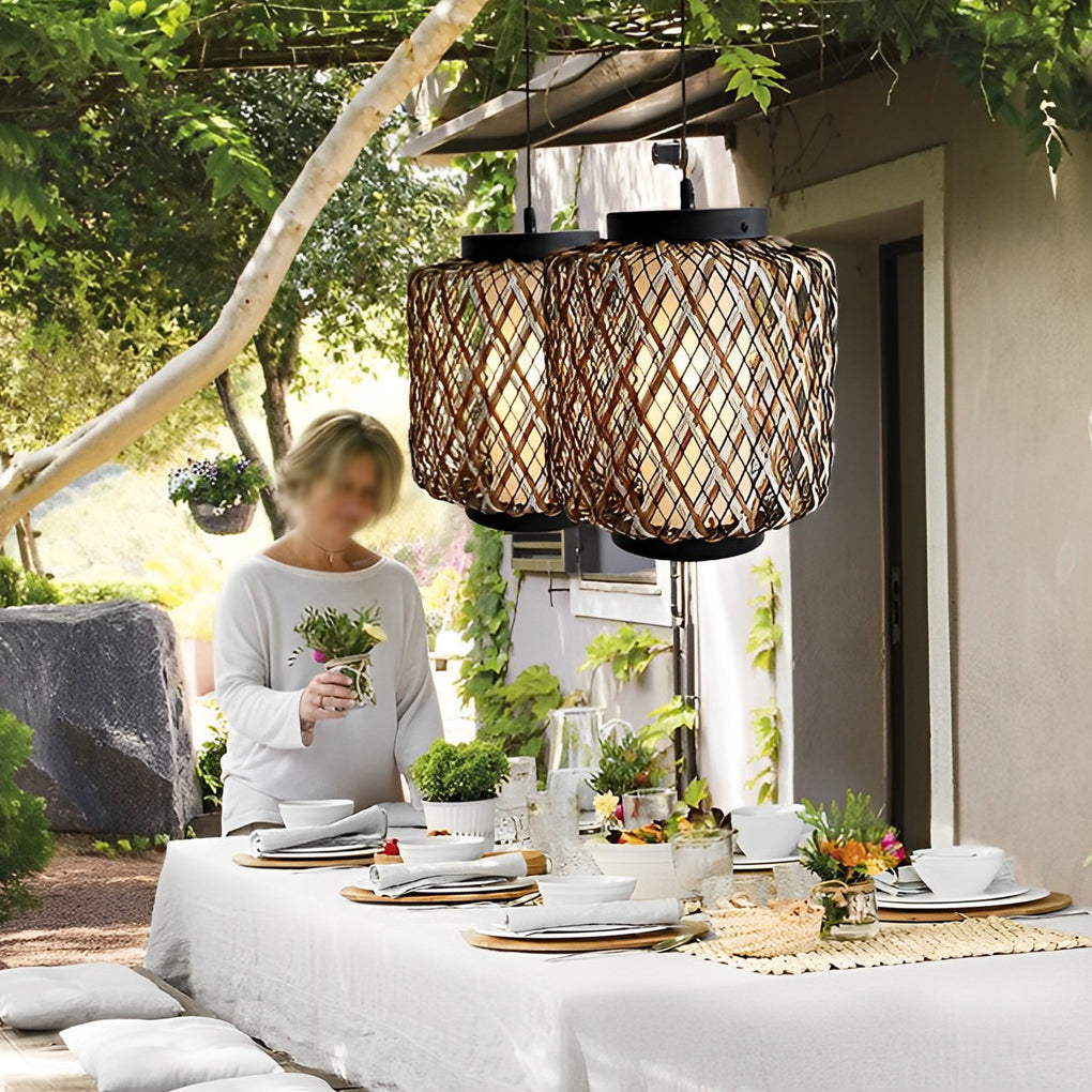 Lámpara colgante de exterior Omela en una terraza cubierta – imagen 9