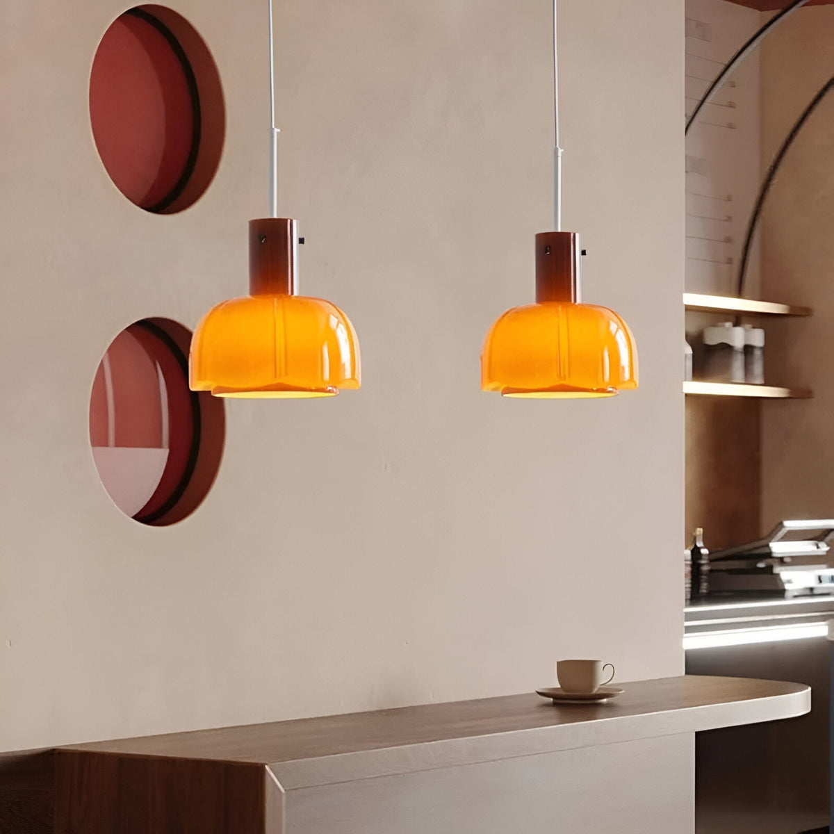 Lámpara colgante de cristal en forma de flor Amapela sobre una mesa de comedor – imagen 14
