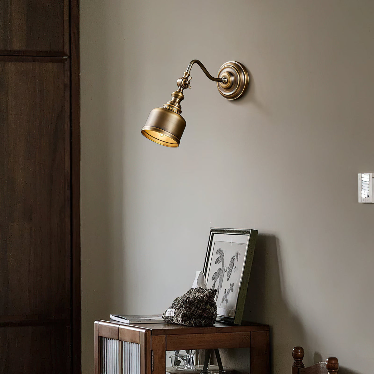 Aplique de pared de latón Latiza en un rincón de lectura – imagen 18