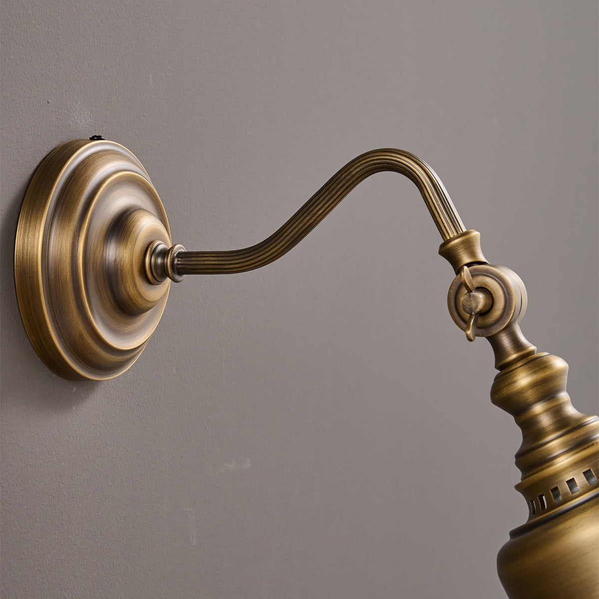 Aplique de pared de latón Latiza en un rincón de lectura – imagen 10
