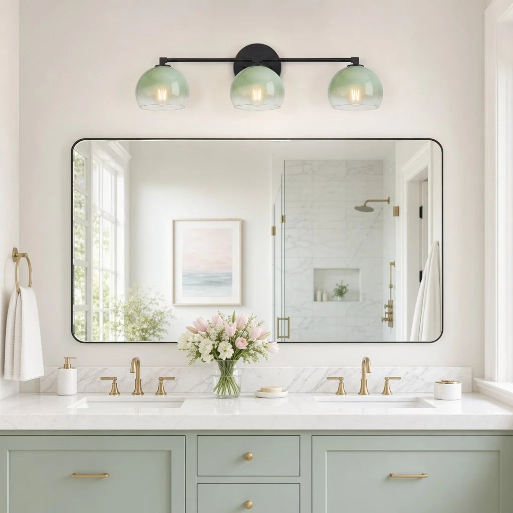 Aplique de pared con globos de cristal Valdina en un baño luminoso – imagen 9