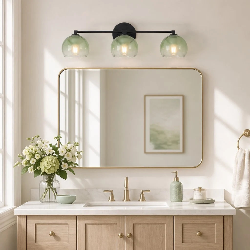 Aplique de pared con globos de cristal Valdina en un baño luminoso – imagen 10