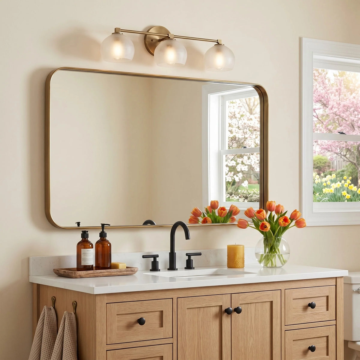 Aplique de pared con globos de cristal Valdina en un baño luminoso – imagen 8