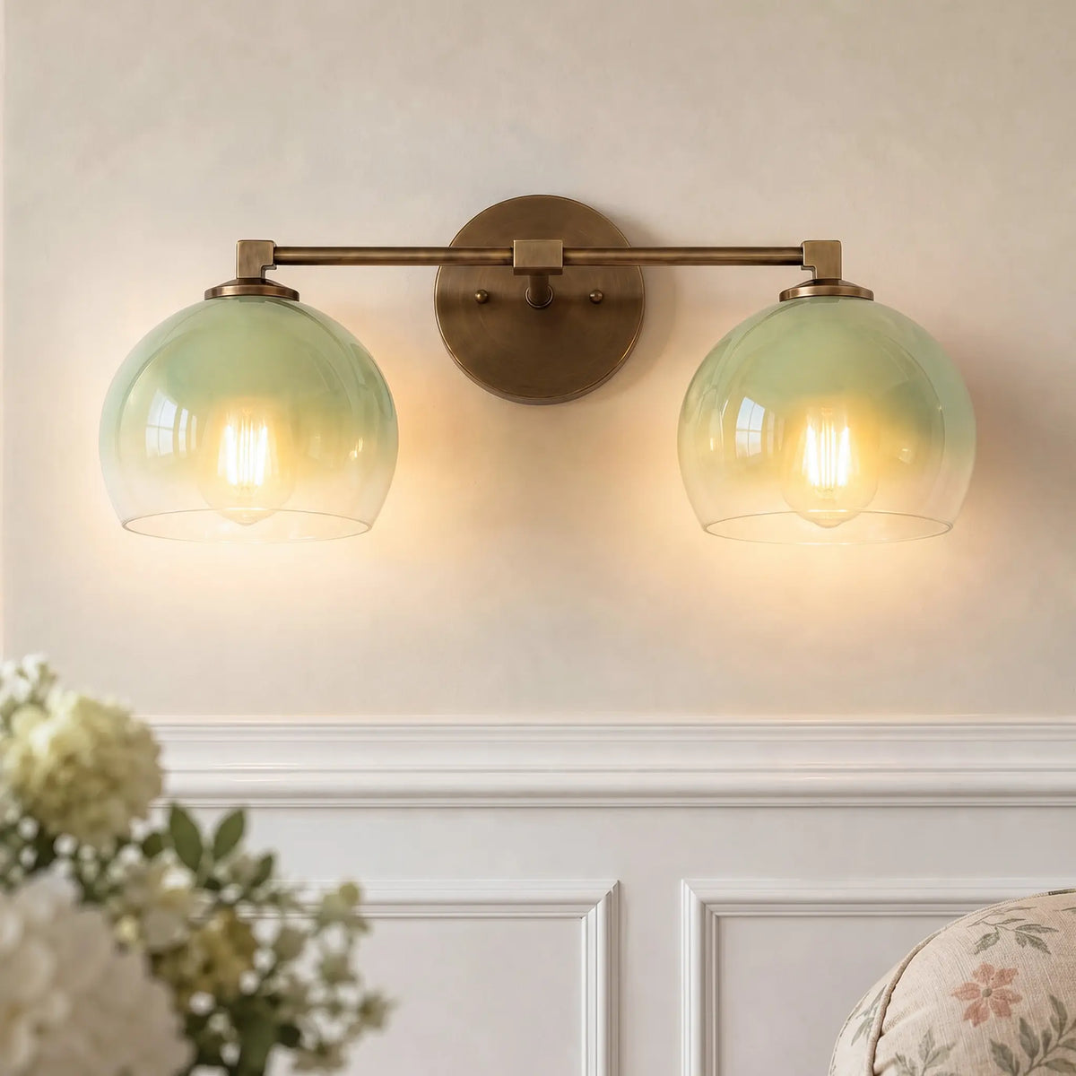 Aplique de pared con globos de cristal Valdina en un baño luminoso – imagen 4
