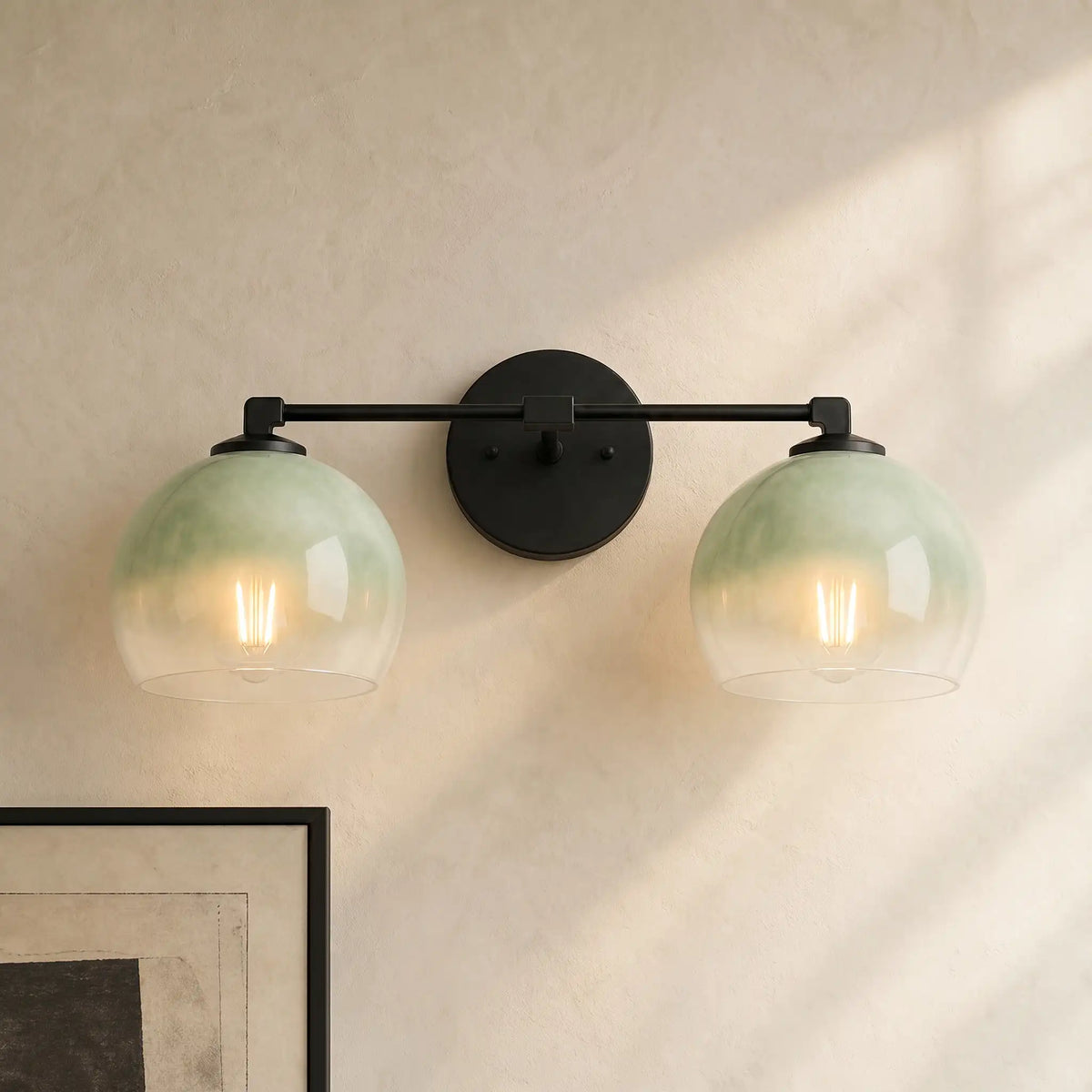 Aplique de pared con globos de cristal Valdina en un baño luminoso – imagen 2