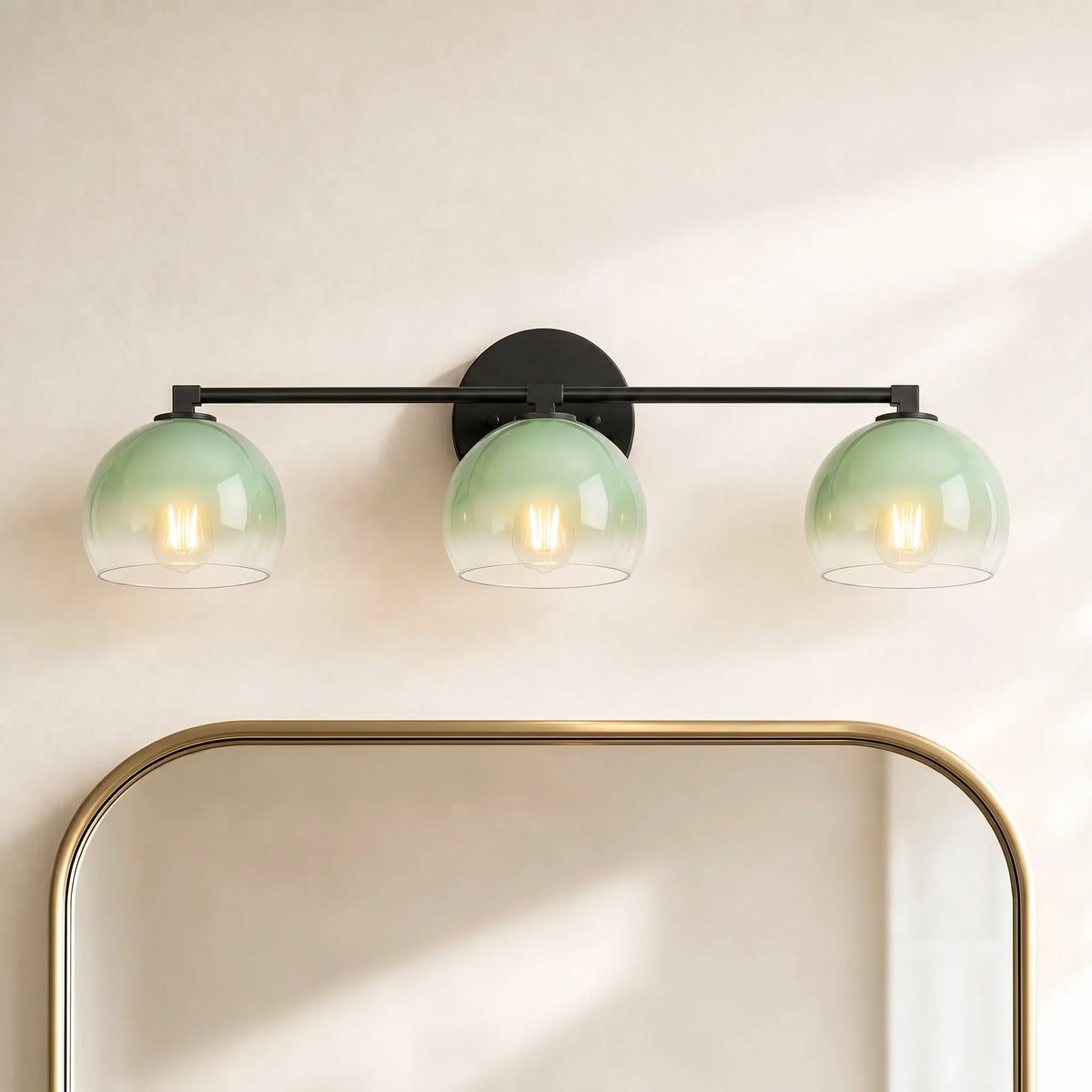 Aplique de pared con globos de cristal Valdina en un baño luminoso – imagen 3