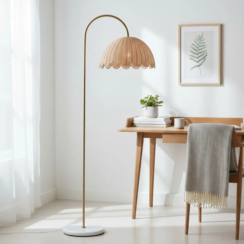 Lámpara de pie arco dorado con pantalla de ratán Fesulia junto a un sofá en el salón – imagen 2