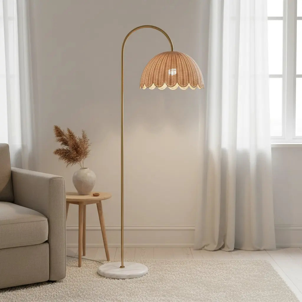 Lámpara de pie arco dorado con pantalla de ratán Fesulia junto a un sofá en el salón – imagen 4