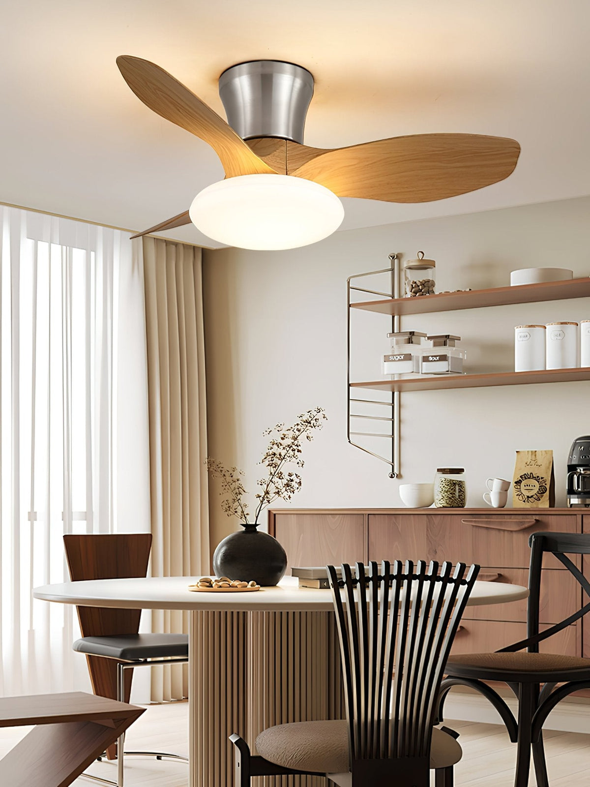 Ventilador de techo con luz Elipsia en un dormitorio contemporáneo – imagen 5