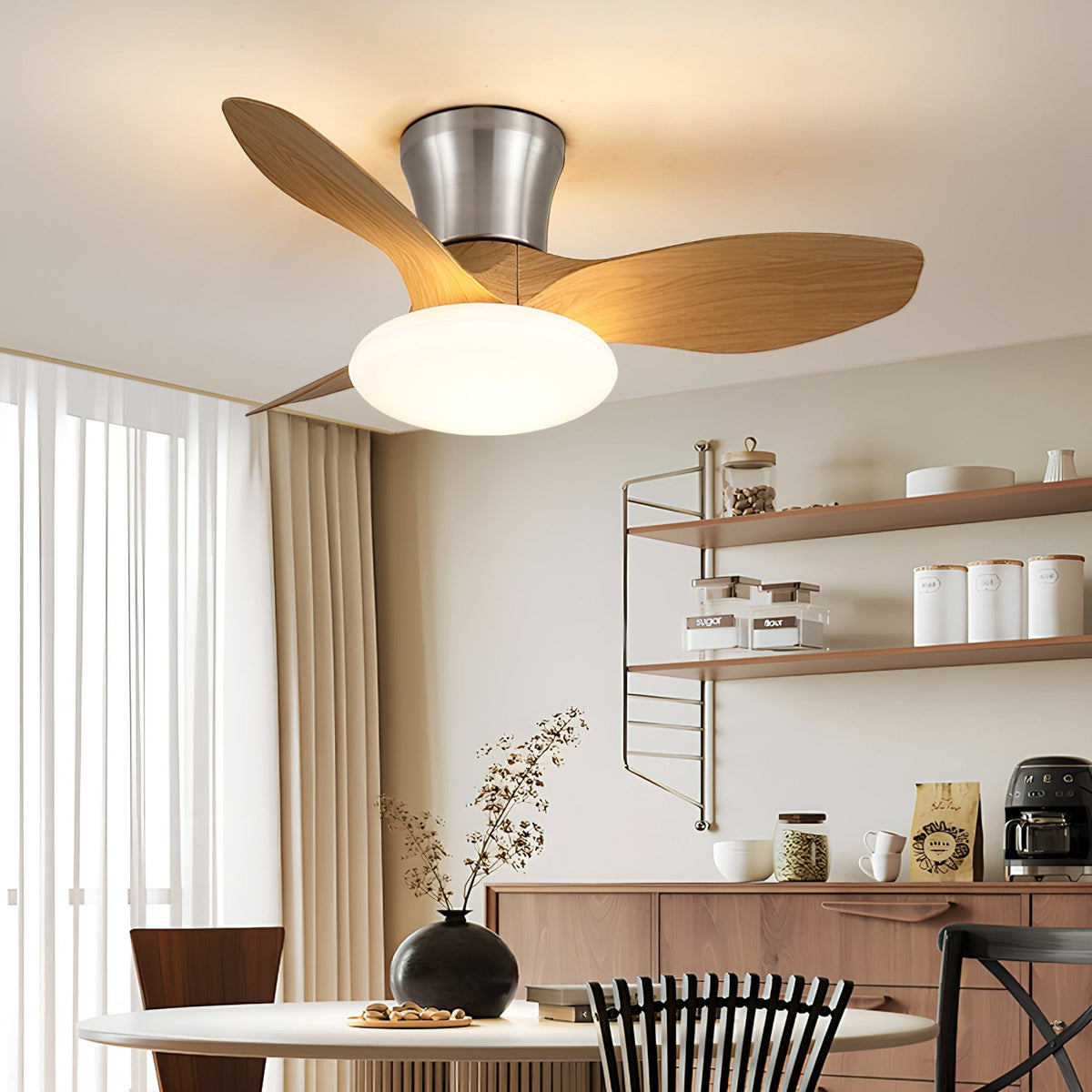 Ventilador de techo con luz Elipsia en un dormitorio contemporáneo – imagen 3
