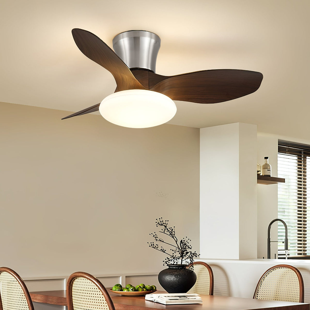 Ventilador de techo con luz Elipsia en un dormitorio contemporáneo – imagen 2