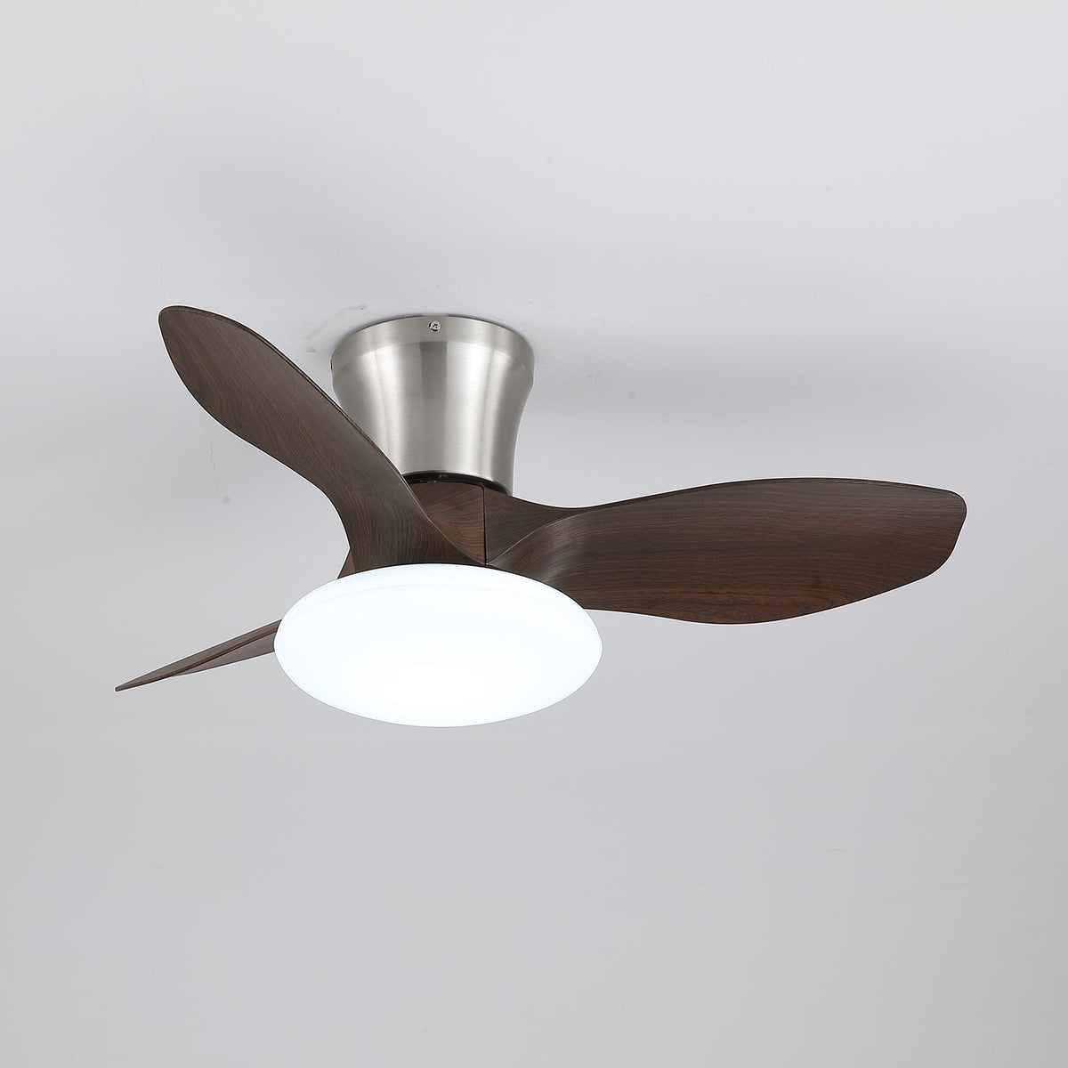 Ventilador de techo con luz Elipsia en un dormitorio contemporáneo – imagen 8