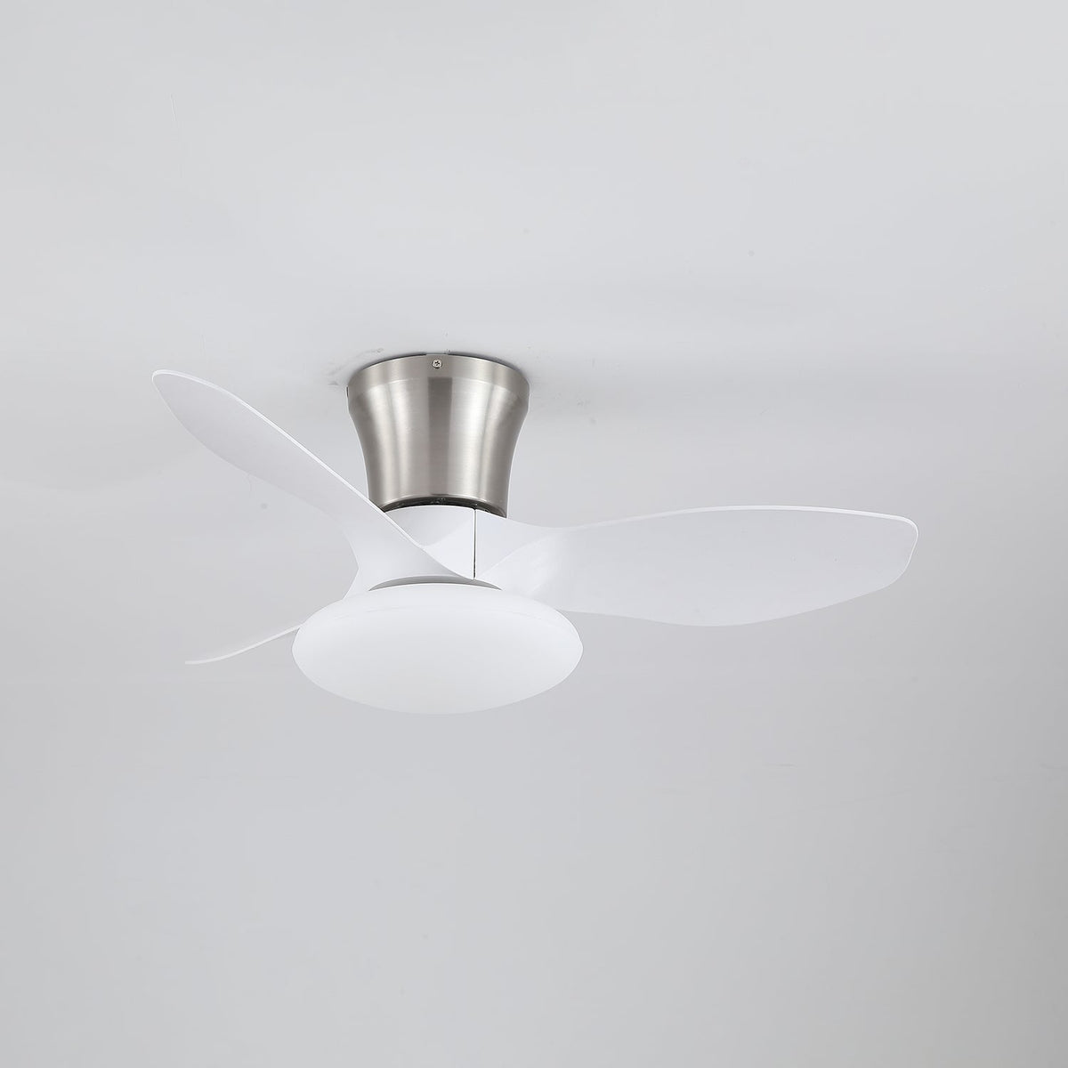 Ventilador de techo con luz Elipsia en un dormitorio contemporáneo – imagen 16