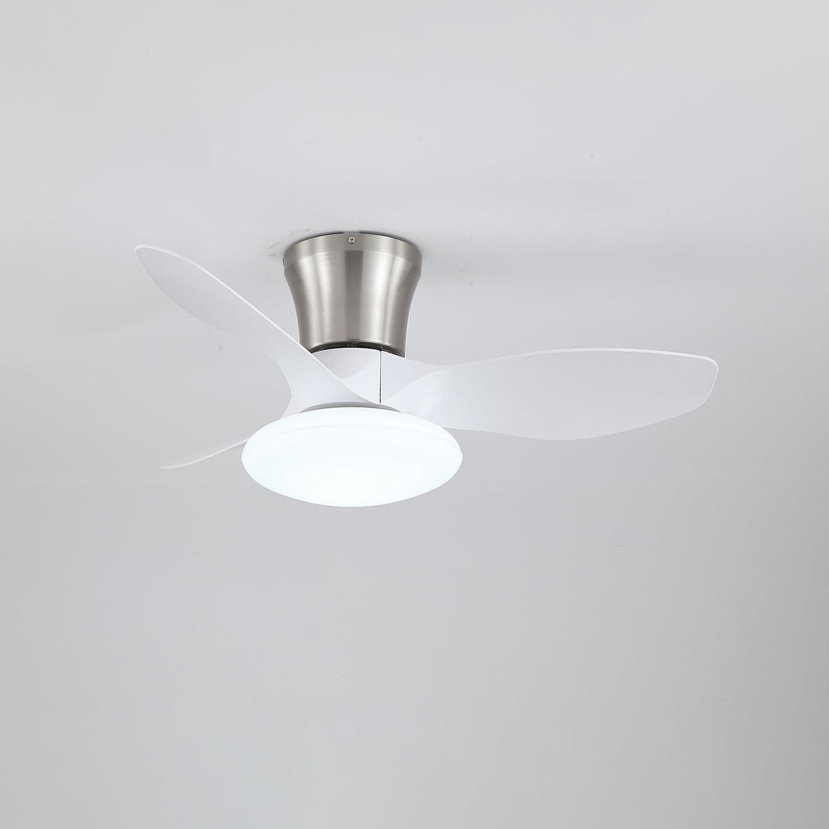 Ventilador de techo con luz Elipsia en un dormitorio contemporáneo – imagen 17