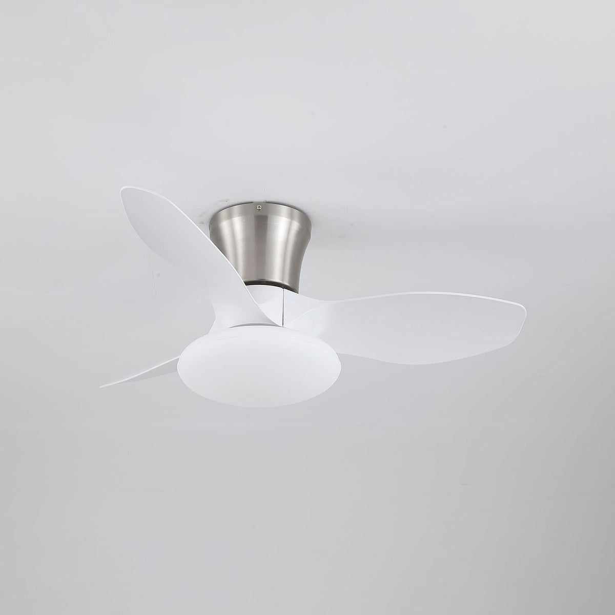 Ventilador de techo con luz Elipsia en un dormitorio contemporáneo – imagen 19