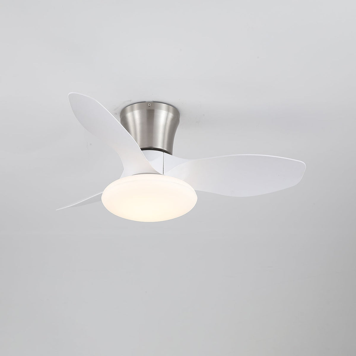 Ventilador de techo con luz Elipsia en un dormitorio contemporáneo – imagen 20