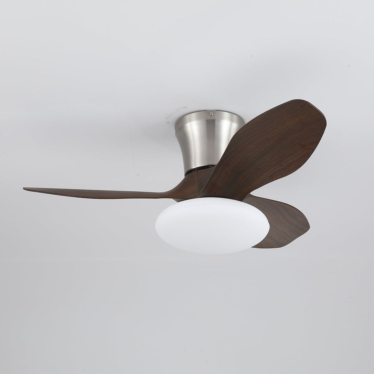 Ventilador de techo con luz Elipsia en un dormitorio contemporáneo – imagen 10