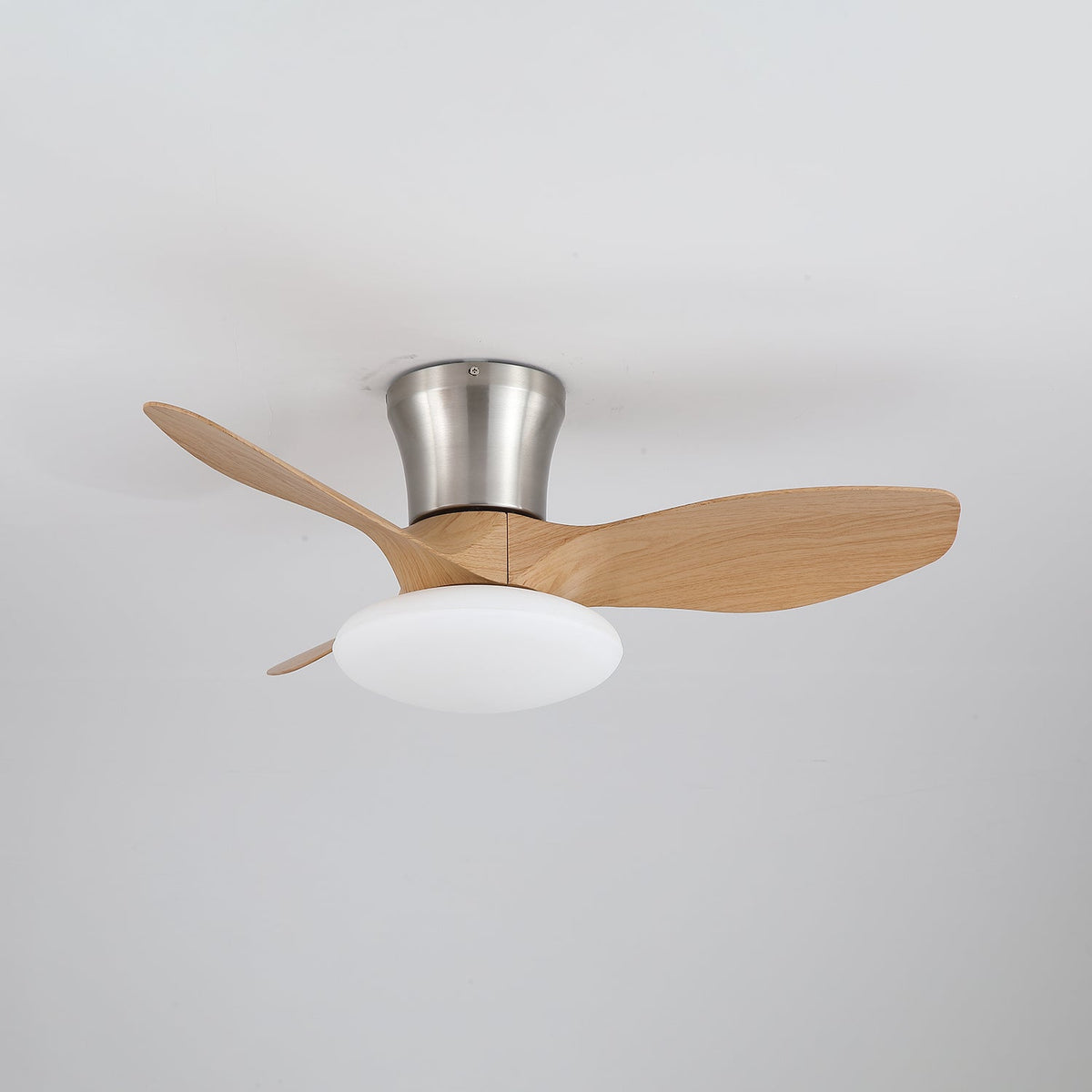 Ventilador de techo con luz Elipsia en un dormitorio contemporáneo – imagen 14