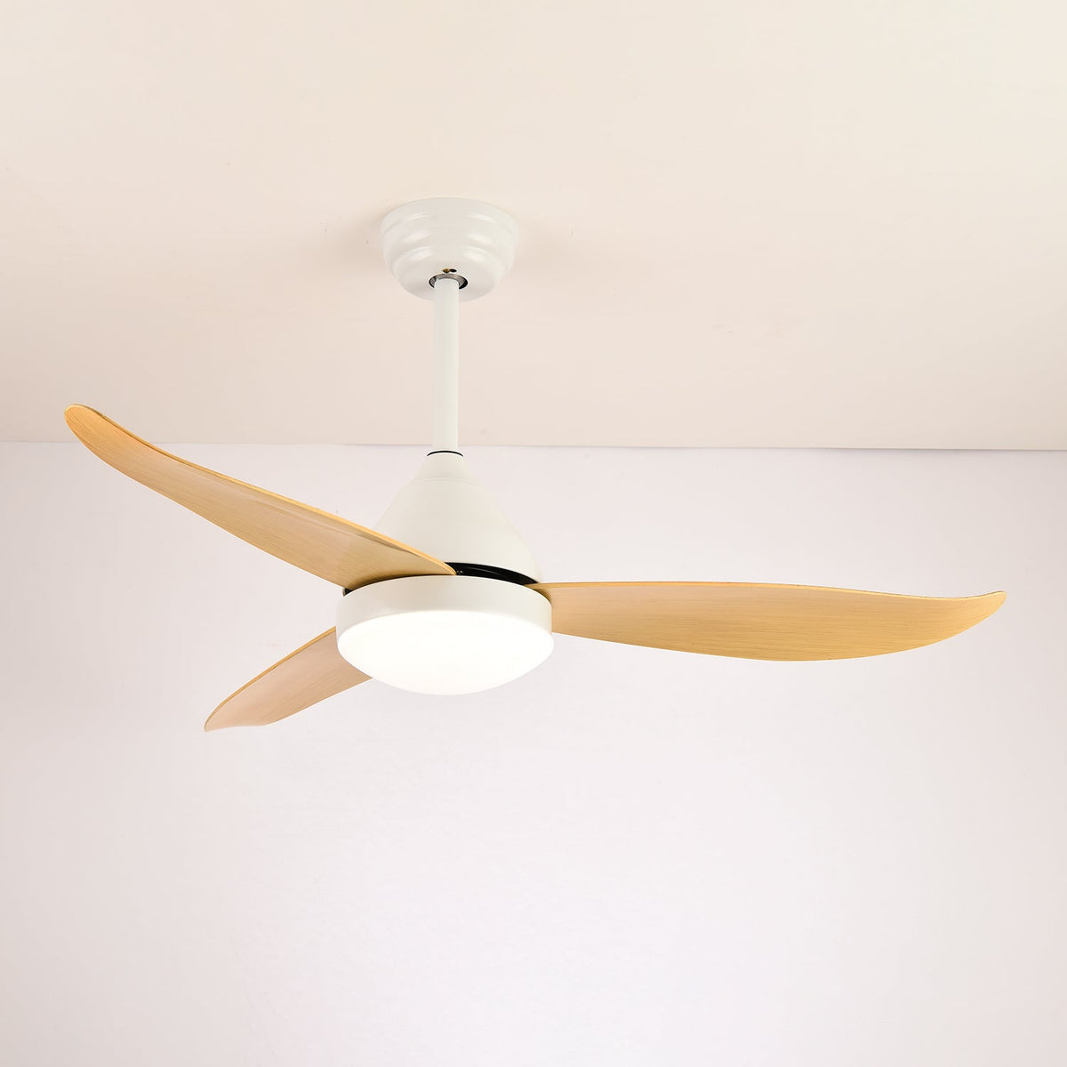 Ventilador de techo con luz Fiordia en un salón de estilo nórdico – imagen 3