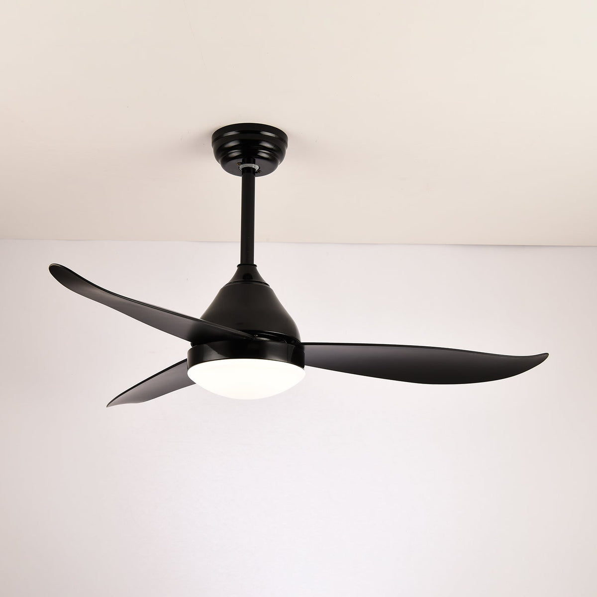 Ventilador de techo con luz Fiordia en un salón de estilo nórdico – imagen 9