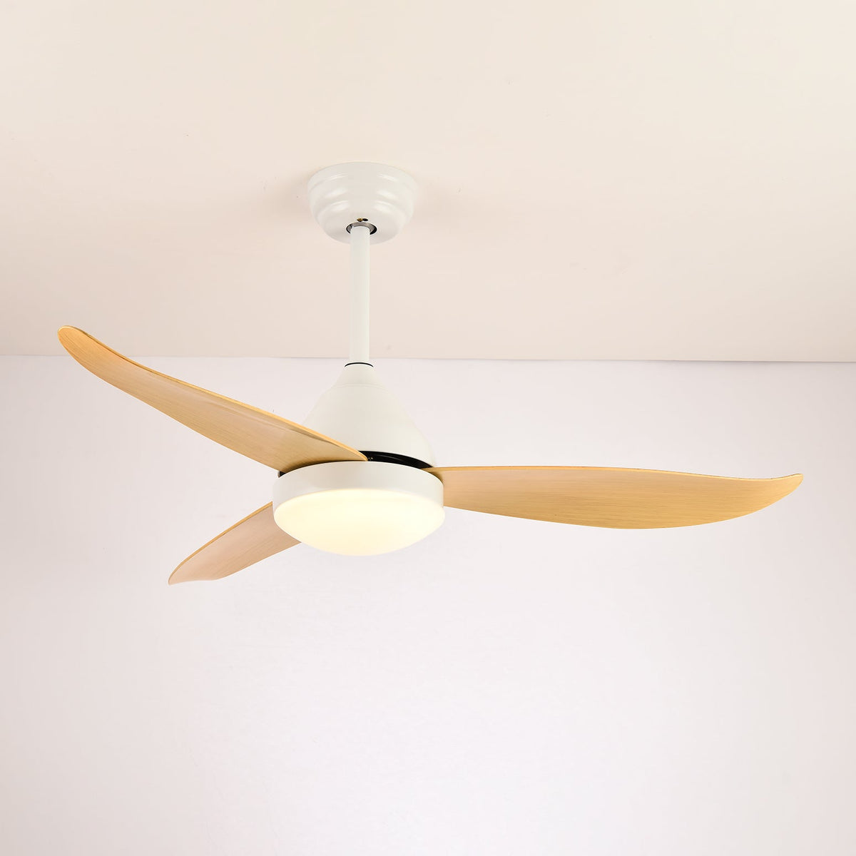 Ventilador de techo con luz Fiordia en un salón de estilo nórdico – imagen 2