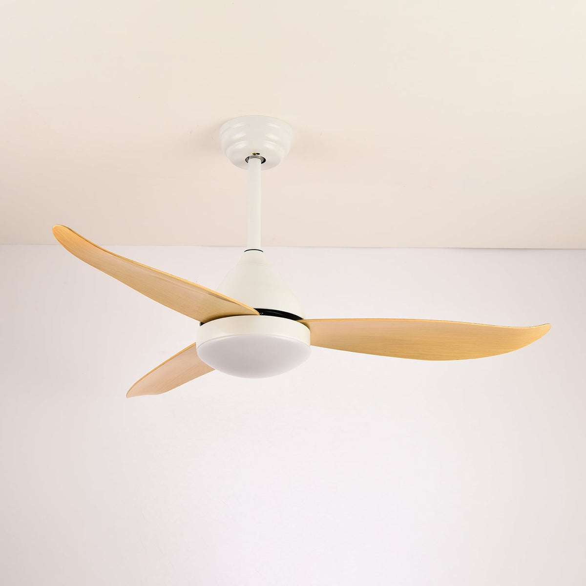 Ventilador de techo con luz Fiordia en un salón de estilo nórdico – imagen 7