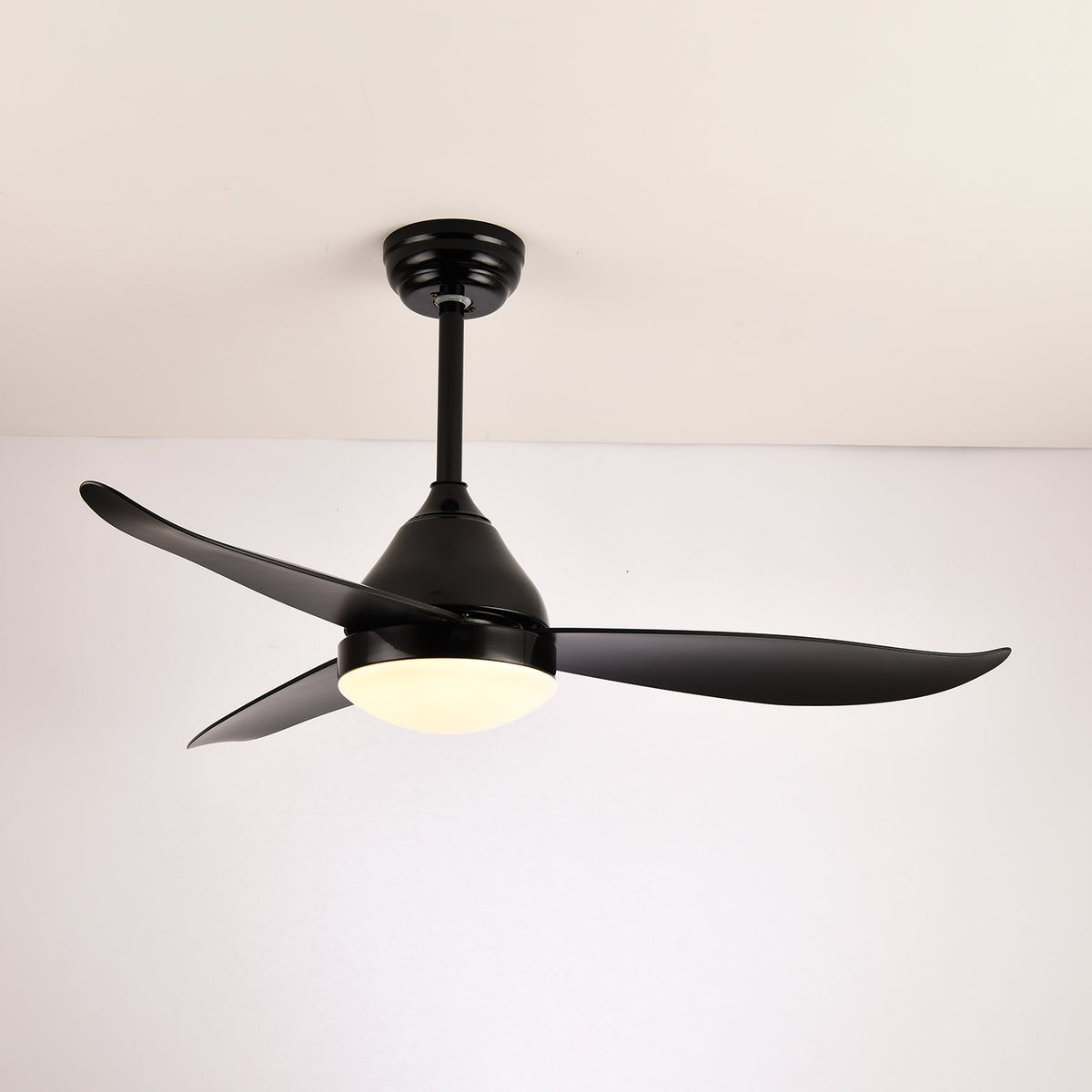 Ventilador de techo con luz Fiordia en un salón de estilo nórdico – imagen 8