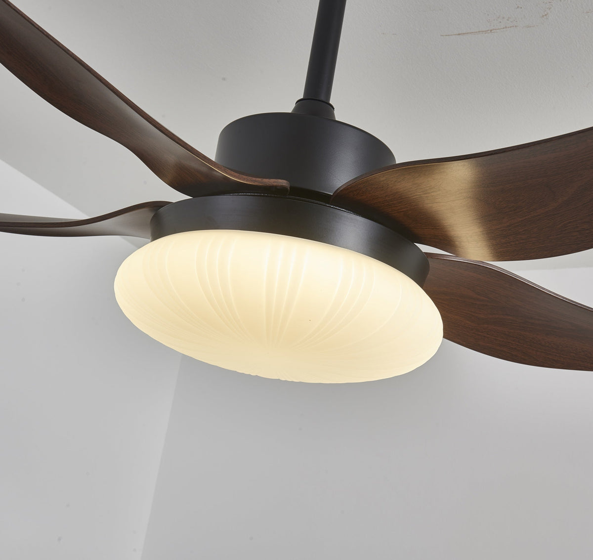 Ventilador de techo con luz Palmira en un dormitorio tranquilo – imagen 11