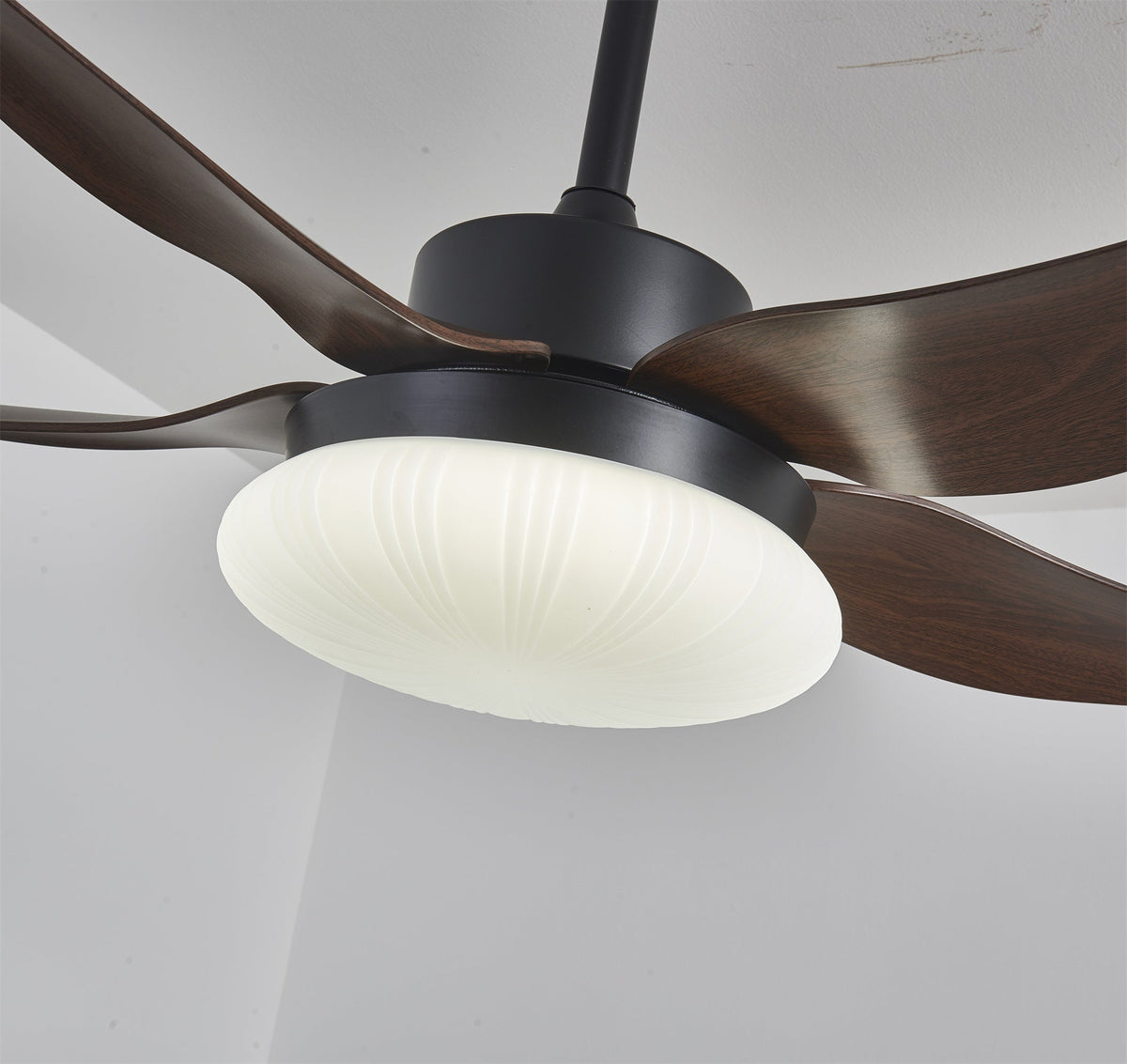 Ventilador de techo con luz Palmira en un dormitorio tranquilo – imagen 12