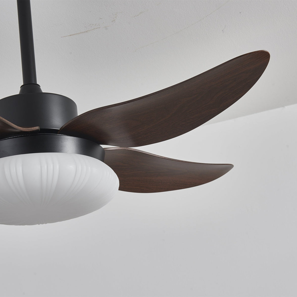 Ventilador de techo con luz Palmira en un dormitorio tranquilo – imagen 15