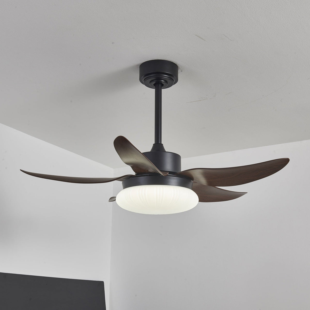 Ventilador de techo con luz Palmira en un dormitorio tranquilo – imagen 3