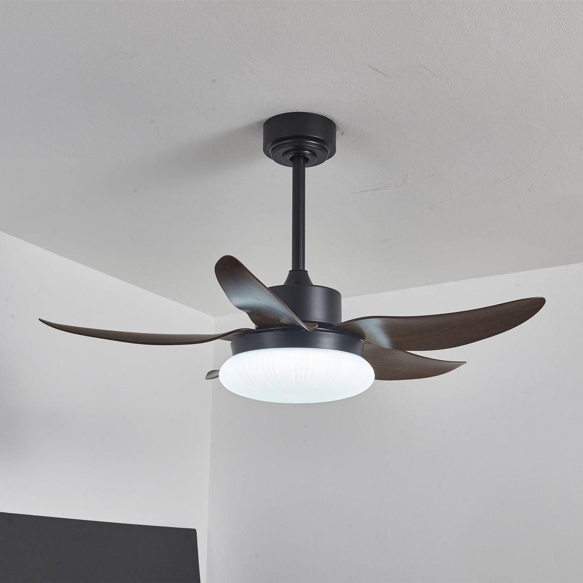 Ventilador de techo con luz Palmira en un dormitorio tranquilo – imagen 4