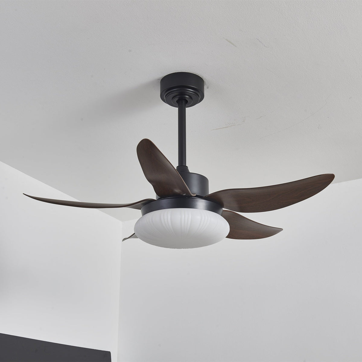 Ventilador de techo con luz Palmira en un dormitorio tranquilo – imagen 10